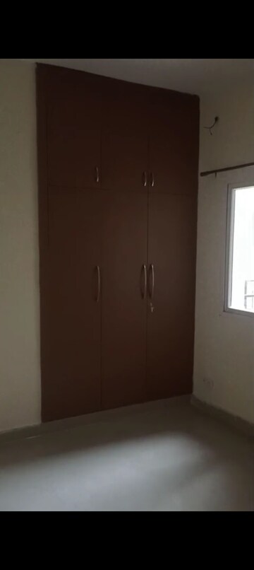 Room in 2.5 BHK Apartment at Amrapali Enchante, Tech Zone 4 Greater Noida – for Rent