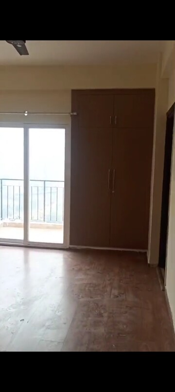 Room in 2.5 BHK Apartment at Amrapali Enchante, Tech Zone 4 Greater Noida – for Rent