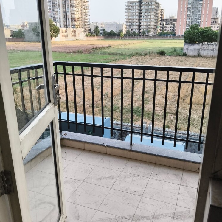 Balcony, sandwoods-spangle-condos 1 Bedroom 600 Sq.Ft. Builder Floor In Ghazipur Zirakpur 8754189