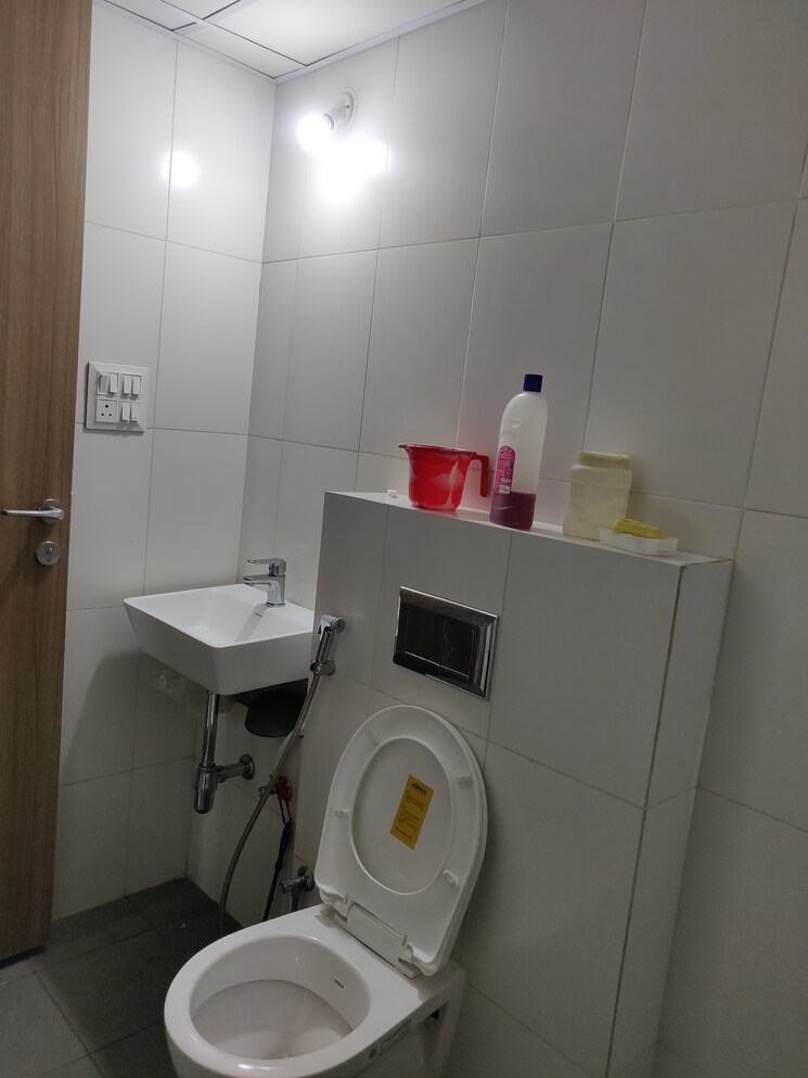 Bathroom, godrej-nirvaan 1 Bedroom 419 Sq.Ft. Apartment In Themghar Thane 8754209