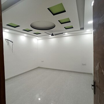 Room in 3 BHK Builder Floor at BPTP Amstoria, Sector 102 – for Rent