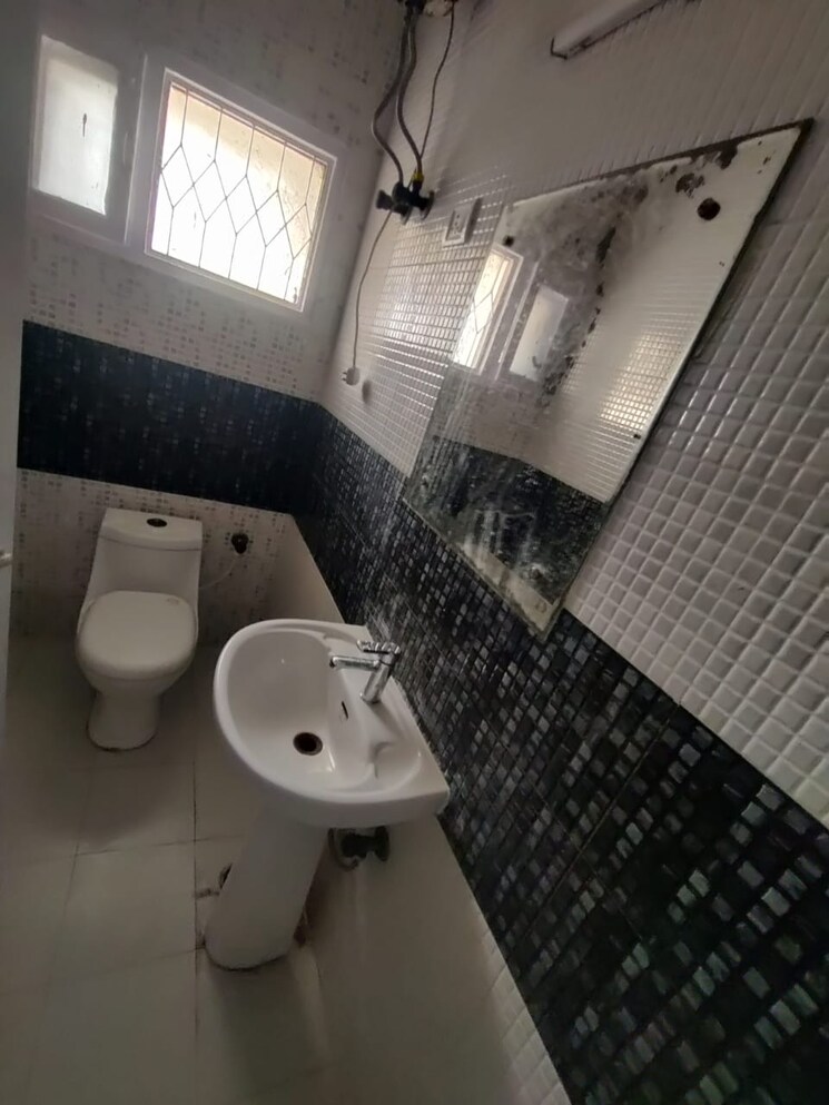 Attached Bathroom, sector 40 1 Bedroom 1300 Sq.Ft. Independent House In Sector 40 Noida 8754238