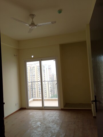 Room in 3 BHK Apartment at Tech Zone 4 Greater Noida – for Rent