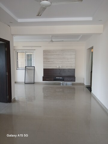 Room in 3 BHK Apartment at Golden Tulip Kondapur, Kondapur – for Rent