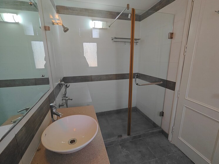 Bathroom, safdarjung enclave 4 Bedroom 300 Sq.Yd. Builder Floor In Safdarjung Enclave Delhi 8754364