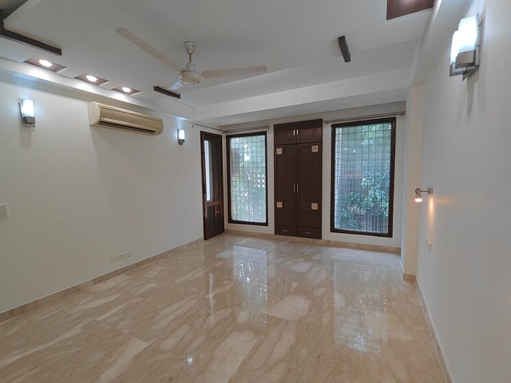 Room, safdarjung enclave 4 Bedroom 300 Sq.Yd. Builder Floor In Safdarjung Enclave Delhi 8754364