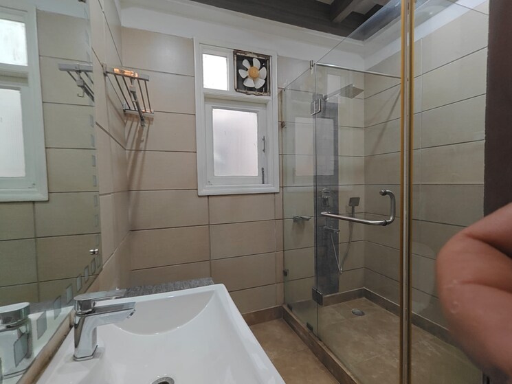 Bathroom, safdarjung enclave 4 Bedroom 300 Sq.Yd. Builder Floor In Safdarjung Enclave Delhi 8754364