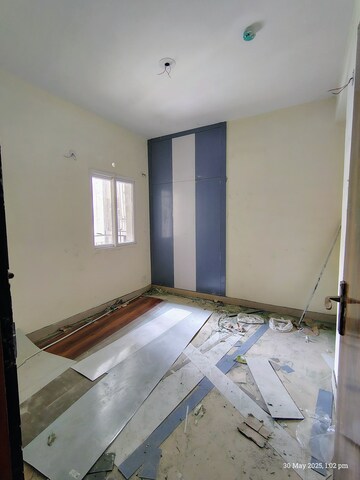 Room in 2.5 BHK Apartment at Tech Zone 4 Greater Noida – for Rent