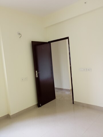 Room in 2.5 BHK Apartment at Tech Zone 4 Greater Noida – for Rent