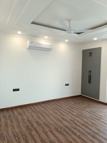 Room in 4 BHK Builder Floor at BPTP Eden Estate, Sector 81 – for Sale