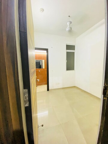 Room in 2 BHK Apartment at Mahagun Moderne, Sector 78 – for Sale