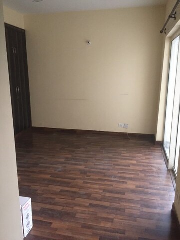 Room in 2 BHK Apartment at Paras Tierea, Sector 137 – for Rent