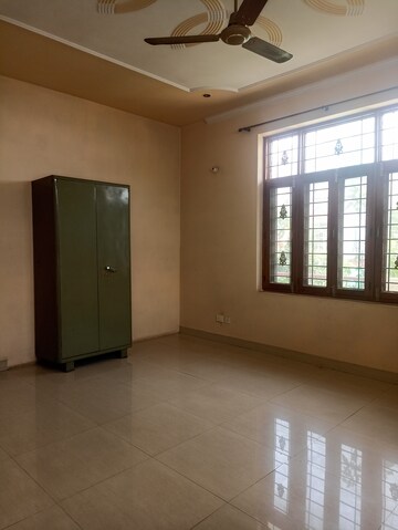 Room in 2 BHK Builder Floor at Ansal Plaza Sector-23, Sector 23 – for Rent