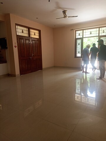 Room in 2 BHK Builder Floor at Ansal Plaza Sector-23, Sector 23 – for Rent
