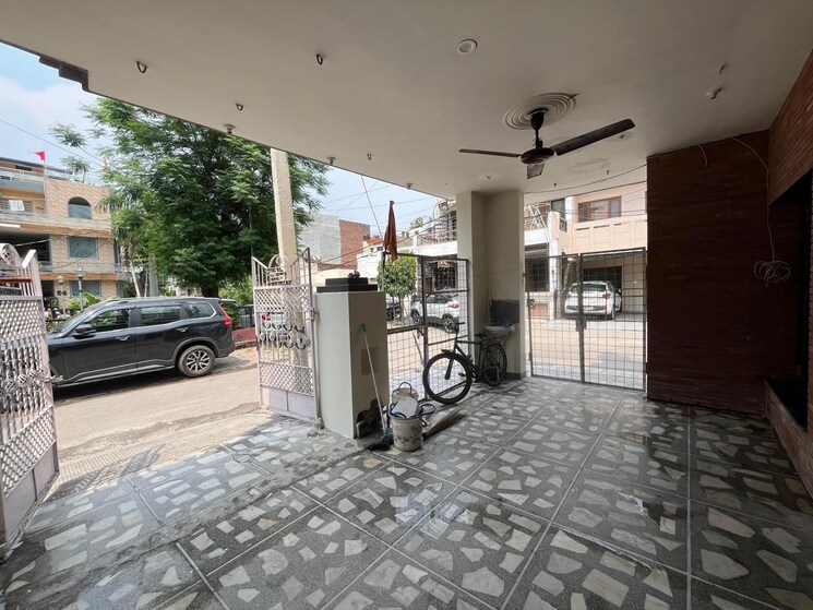  Parking, sector 17 3 Bedroom 1500 Sq.Ft. Independent House In Sector 17 Panchkula 8754832