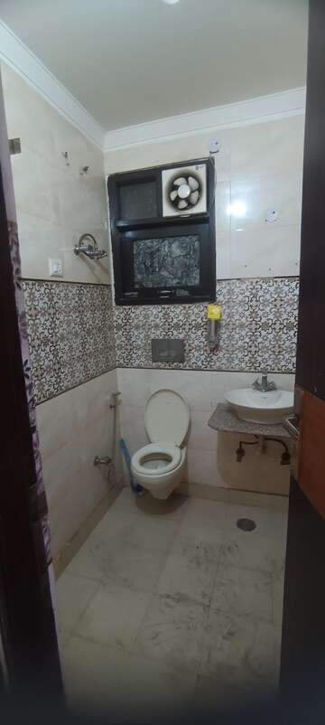 Bathroom in 2.5 BHK Builder Floor at Ashok Nagar – for Rent