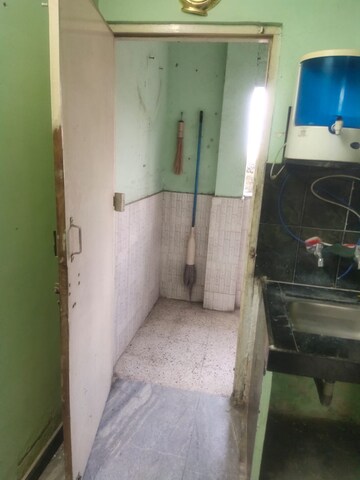 Room in 2 BHK Apartment at Nagpur Station – for Rent