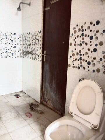 Bathroom in 4 BHK Apartment at Sector 4 Greater Noida – for Rent
