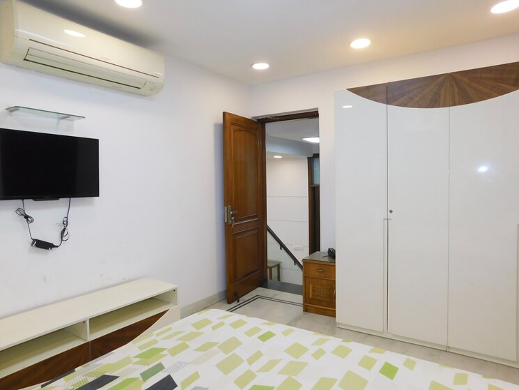 Bedroom, defence colony 3 Bedroom 217 Sq.Yd. Builder Floor In Defence Colony Delhi 8755025