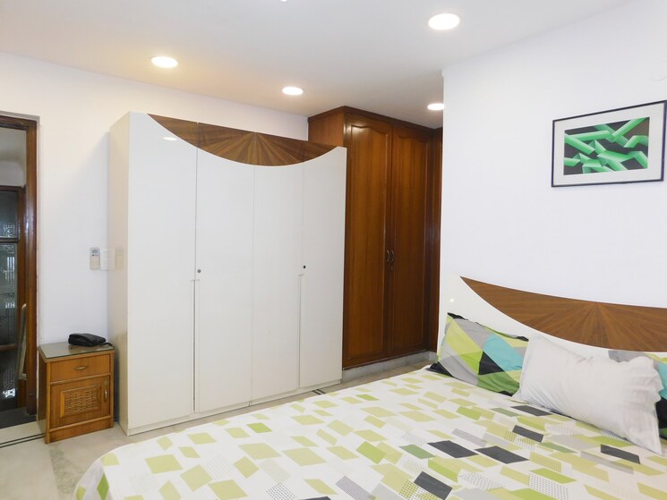 Bedroom, defence colony 3 Bedroom 217 Sq.Yd. Builder Floor In Defence Colony Delhi 8755025