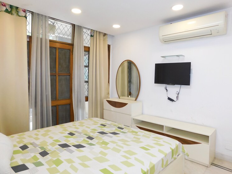 Bedroom, defence colony 3 Bedroom 217 Sq.Yd. Builder Floor In Defence Colony Delhi 8755025