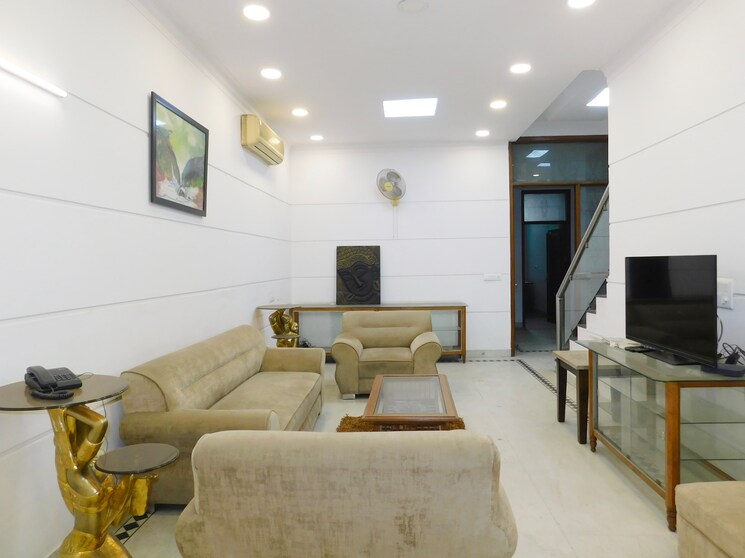 Living Room, defence colony 3 Bedroom 217 Sq.Yd. Builder Floor In Defence Colony Delhi 8755025
