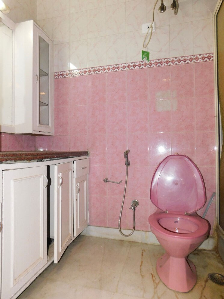 Bathroom, defence colony 3 Bedroom 217 Sq.Yd. Builder Floor In Defence Colony Delhi 8755025
