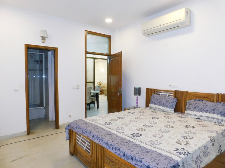 Bedroom, defence colony 3 Bedroom 217 Sq.Yd. Builder Floor In Defence Colony Delhi 8755025