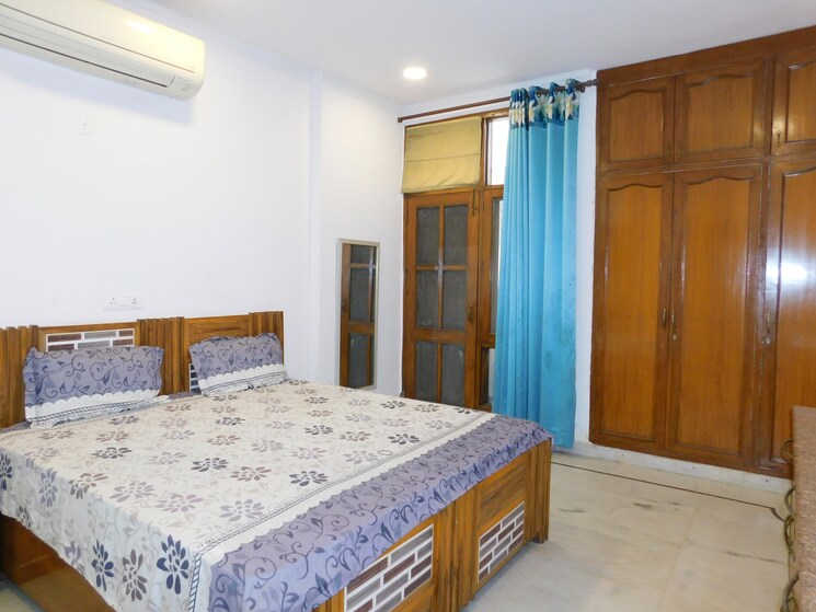 Bedroom, defence colony 3 Bedroom 217 Sq.Yd. Builder Floor In Defence Colony Delhi 8755025