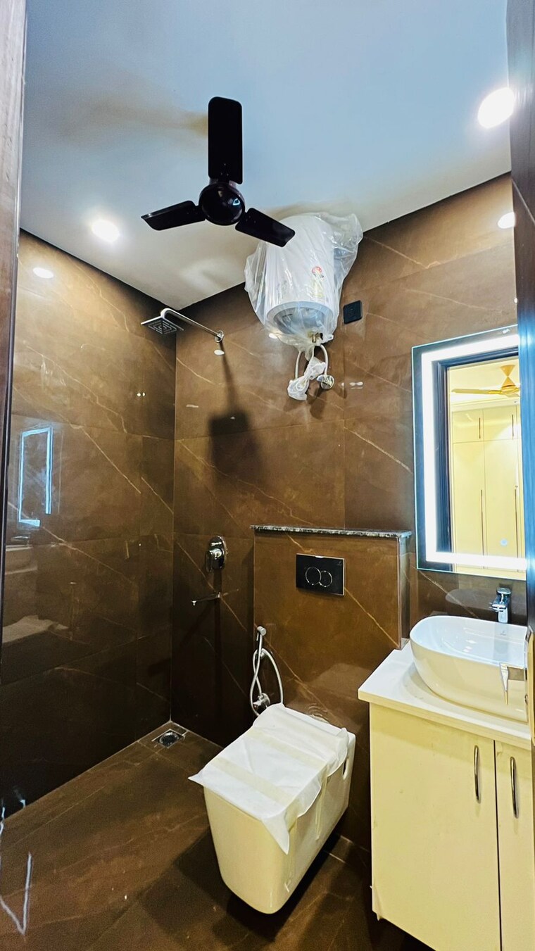 Attached Bathroom, anant-raj-ashok-estate 3 Bedroom 180 Sq.Yd. Builder Floor In Sector 63a Gurgaon 8755071