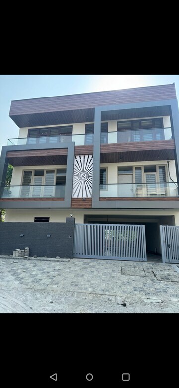 3 BHK Builder Floor For Rent in Puri Aman Vilas, Sector 89