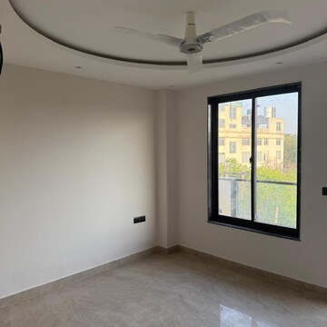 Room in 3 BHK Builder Floor at Sector 55 – for Rent