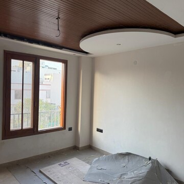 Room in 3 BHK Builder Floor at Sector 55 – for Rent