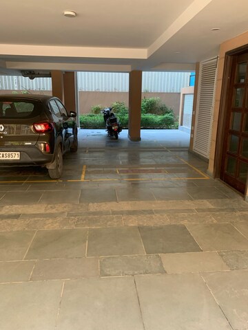 Parking in 3 BHK Builder Floor at BPTP Amstoria, Sector 102 – for Sale