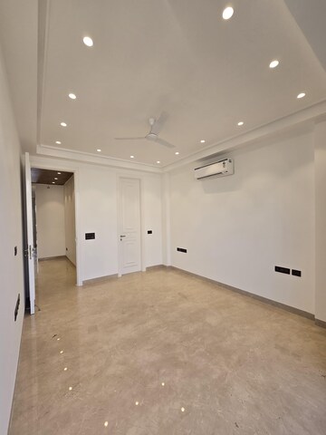 Room in 3 BHK Builder Floor at Defence Colony – for Rent