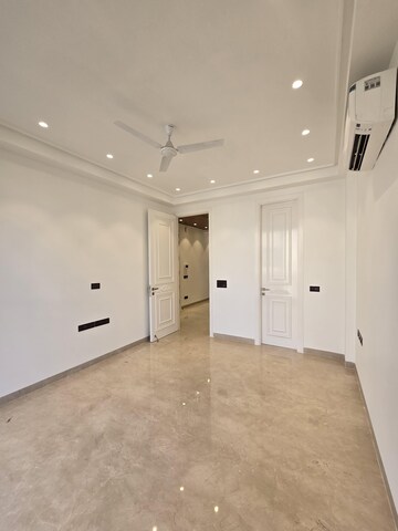 Room in 3 BHK Builder Floor at Defence Colony – for Rent