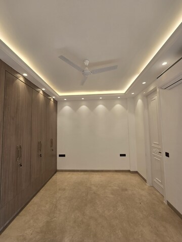 Room in 3 BHK Builder Floor at Defence Colony – for Rent