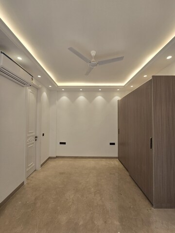 Room in 3 BHK Builder Floor at Defence Colony – for Rent