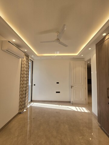Furnished Amenities in 3 BHK Builder Floor at Defence Colony – for Rent