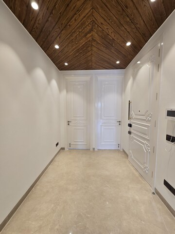 Building Lobby in 3 BHK Builder Floor at Defence Colony – for Rent