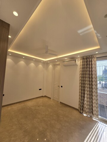 Room in 3 BHK Builder Floor at Defence Colony – for Rent