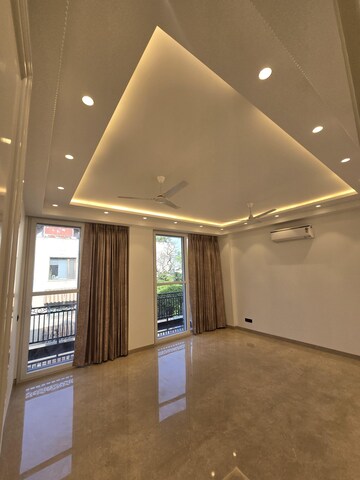 Room in 3 BHK Builder Floor at Defence Colony – for Rent