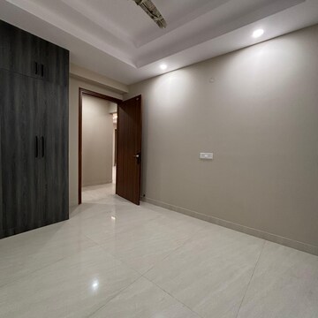 Room in 3 BHK Builder Floor at Sector 43 – for Rent