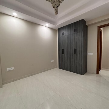 Room in 3 BHK Builder Floor at Sector 43 – for Rent