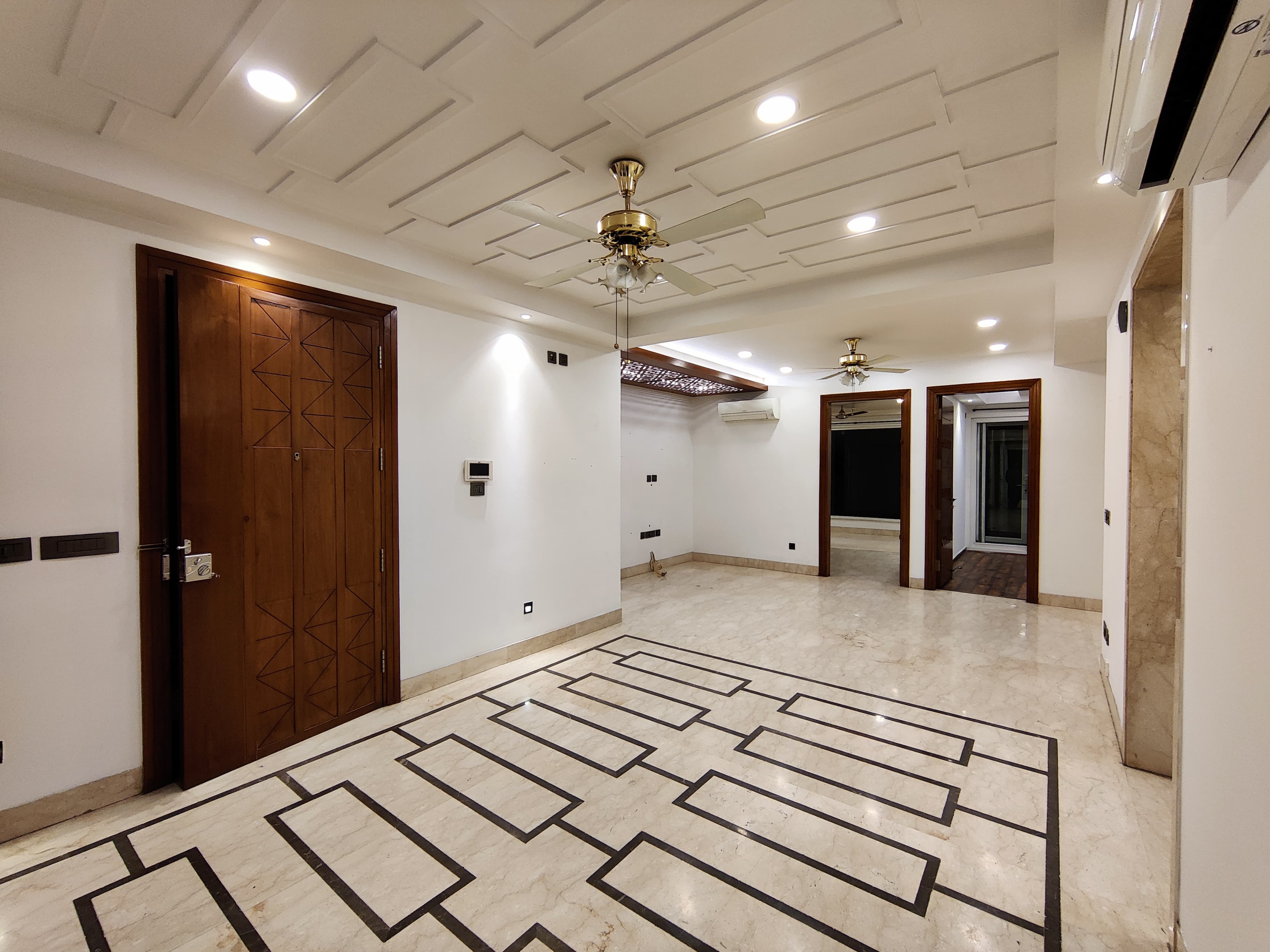 4 BHK + Servant Room Builder Floor For Rent in Defence Colony