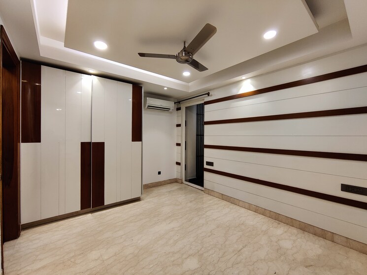 Room, defence colony 4 Bedroom 325 Sq.Yd. Builder Floor In Defence Colony Delhi 8755308
