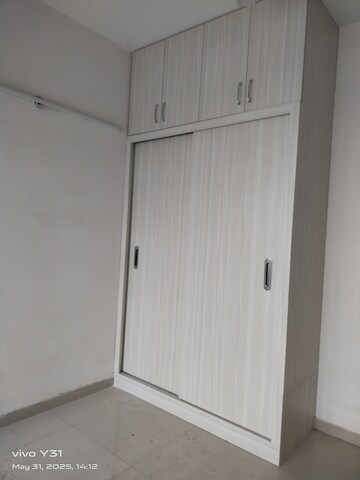 Room in 2.5 BHK Apartment at Mahagun Mywoods, Sector 16c Greater Noida – for Rent