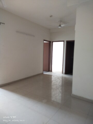 Room in 2.5 BHK Apartment at Mahagun Mywoods, Sector 16c Greater Noida – for Rent