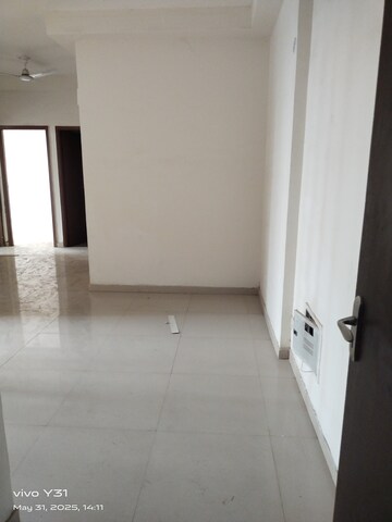 Room in 2.5 BHK Apartment at Mahagun Mywoods, Sector 16c Greater Noida – for Rent