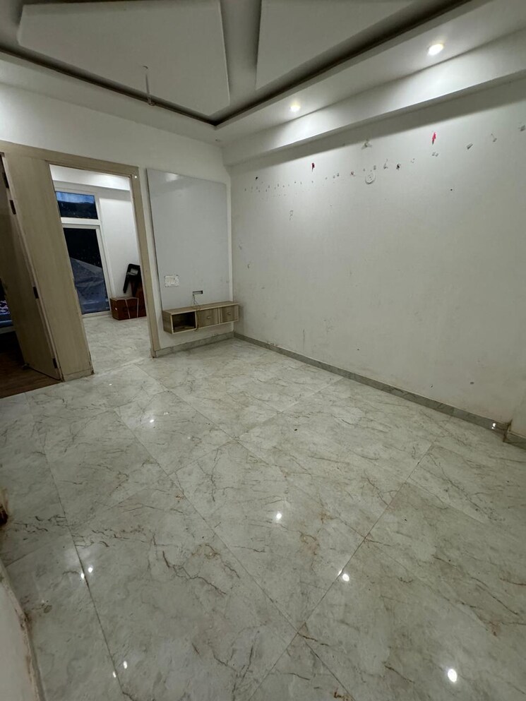 Room, sector 73 1 Bedroom 600 Sq.Ft. Apartment In Sector 73 Noida 8755493
